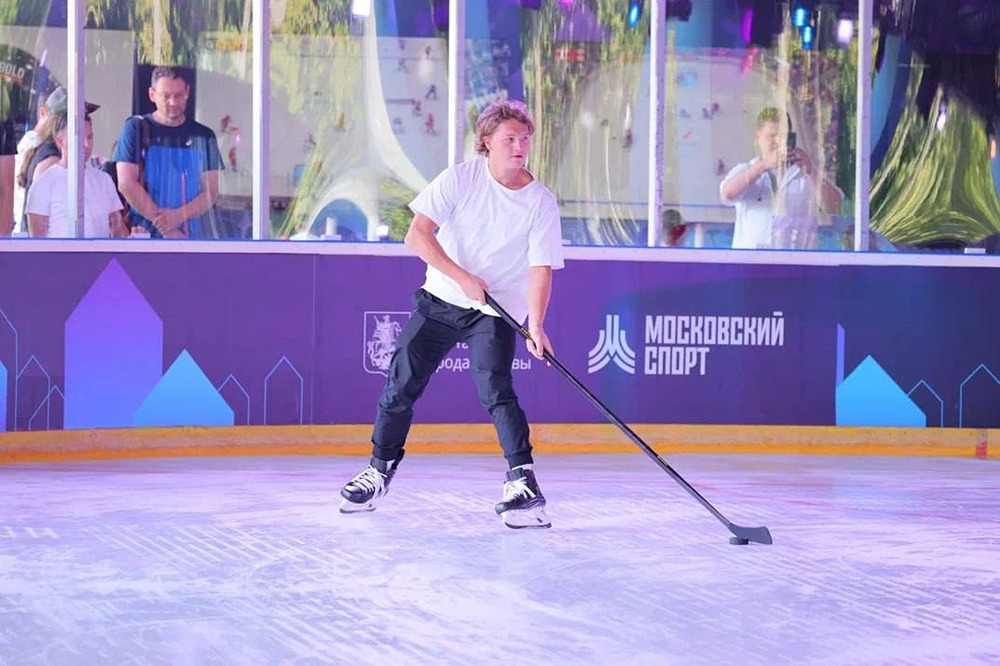 Где в Москве можно кататься на коньках круглый год и как это устроено?