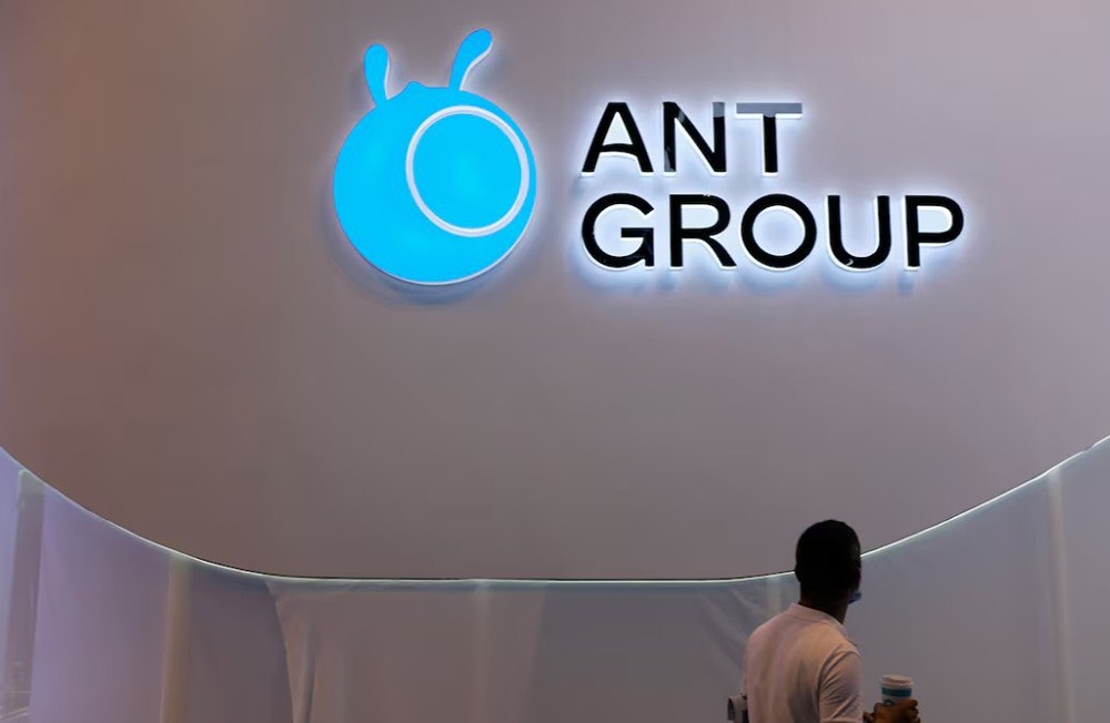 Какие причины стоят за продаже Ant Group своей доли в Paytm?