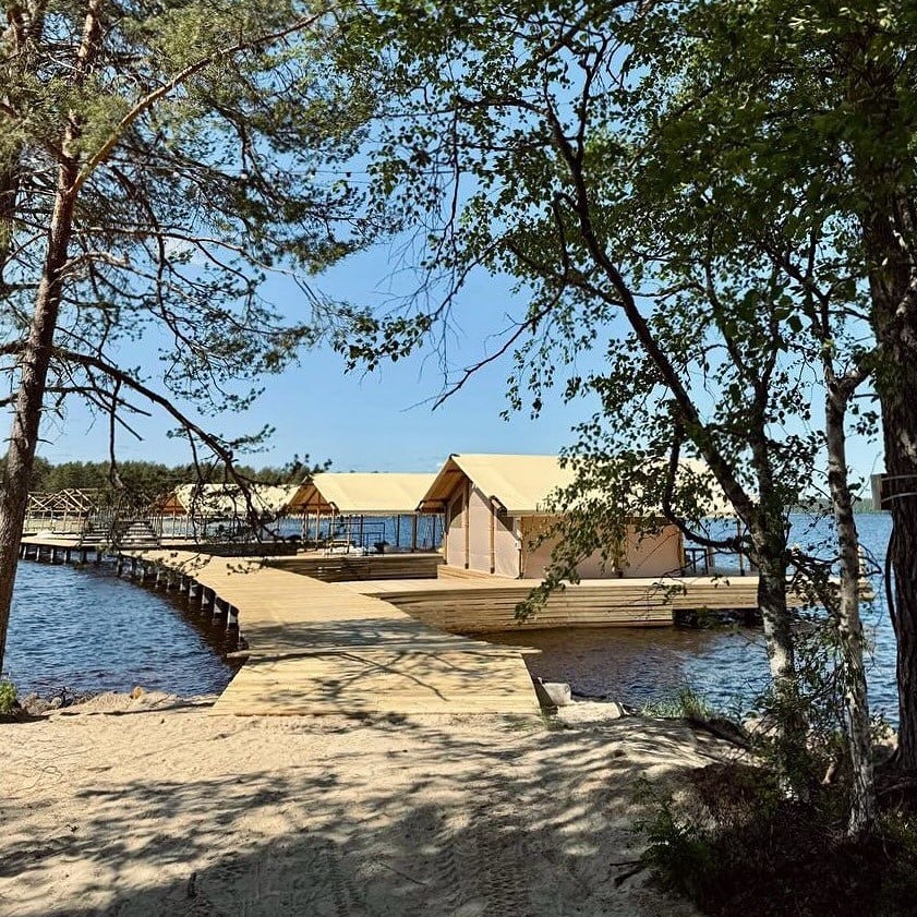 Как выглядит первый водный глэмпинг в Карелии и что там предлагают?