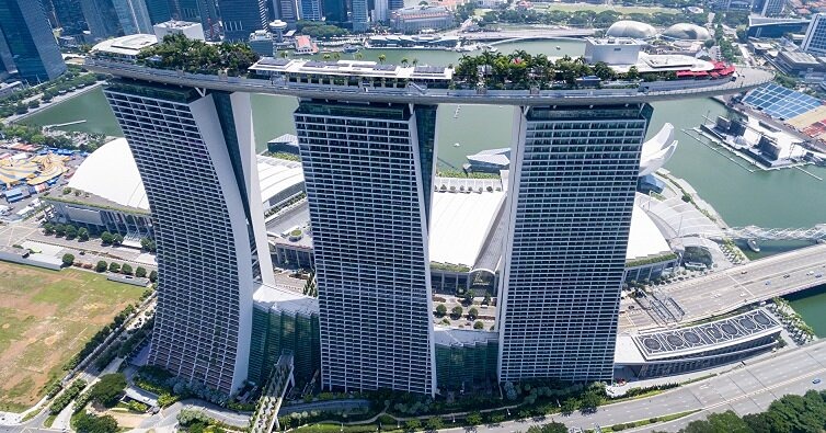 Почему Marina Bay Sands считается символом Сингапура и архитектурным чудом?