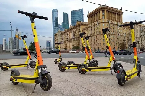 Какие меры повышают безопасность пользователей электросамокатов в Москве?
