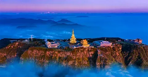 Что привлекает туристов на гору Эмэй в провинции Сычуань?