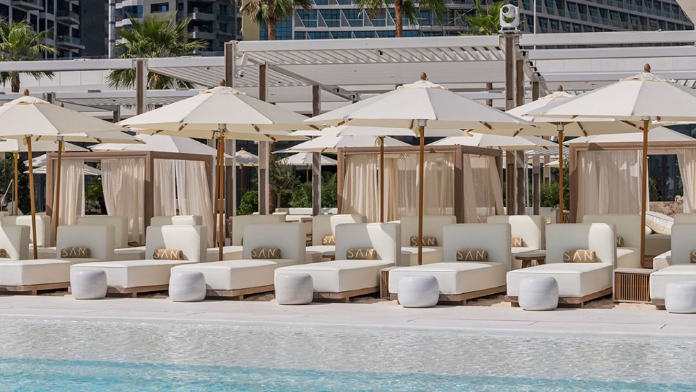 Где в Дубае можно купаться до поздней ночи этим летом?