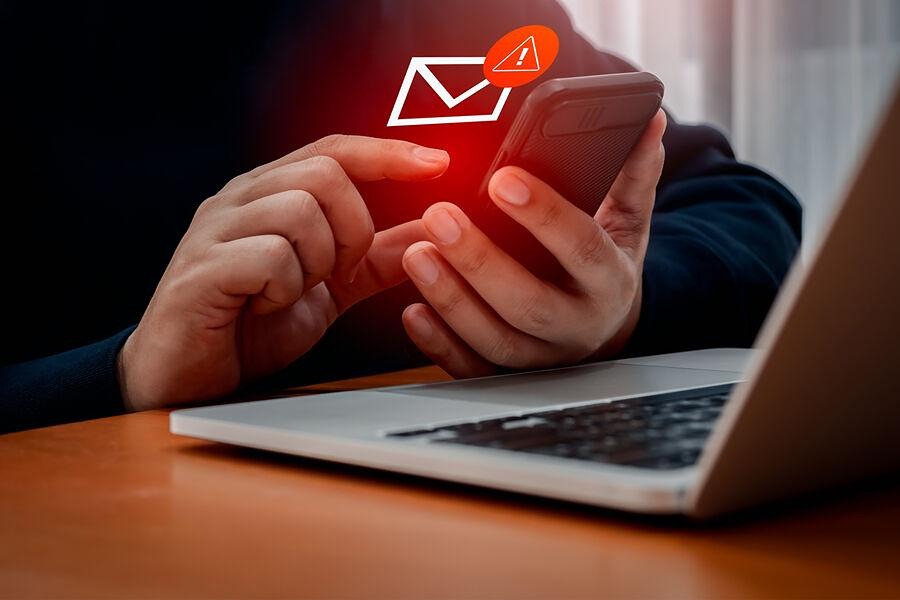 Что скрывается за письмами с QR-кодами и телефонными номерами?