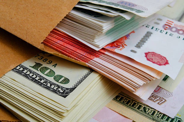 Почему растет незаконный вывоз валюты из России?