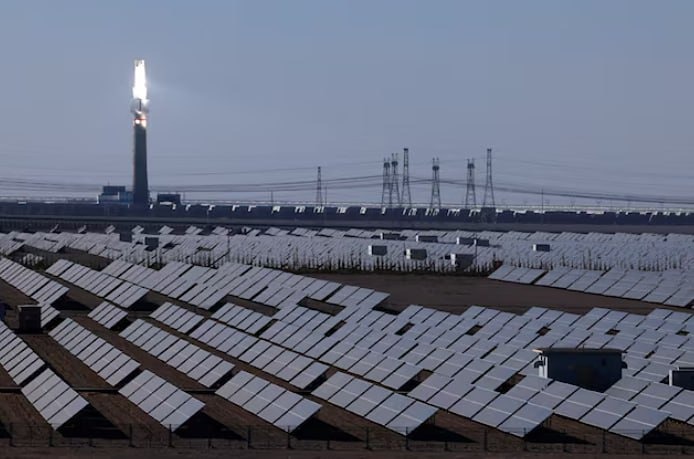 Какие риски связаны с попытками Китая объединить производители солнечных панелей для повышения цен?